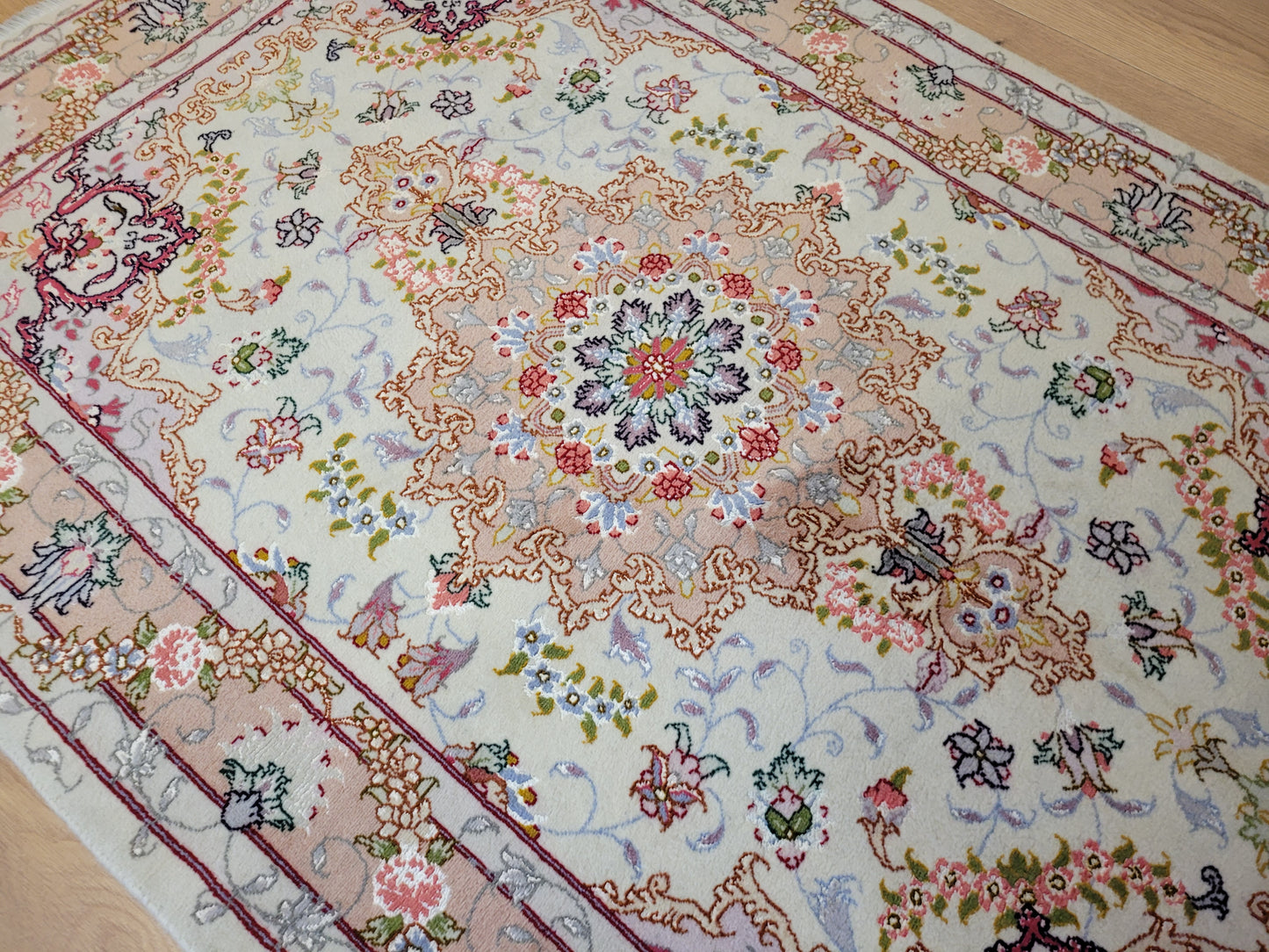 Täbriz Teppich Korkwolle Seide florales Medaillon feine Knüpfung