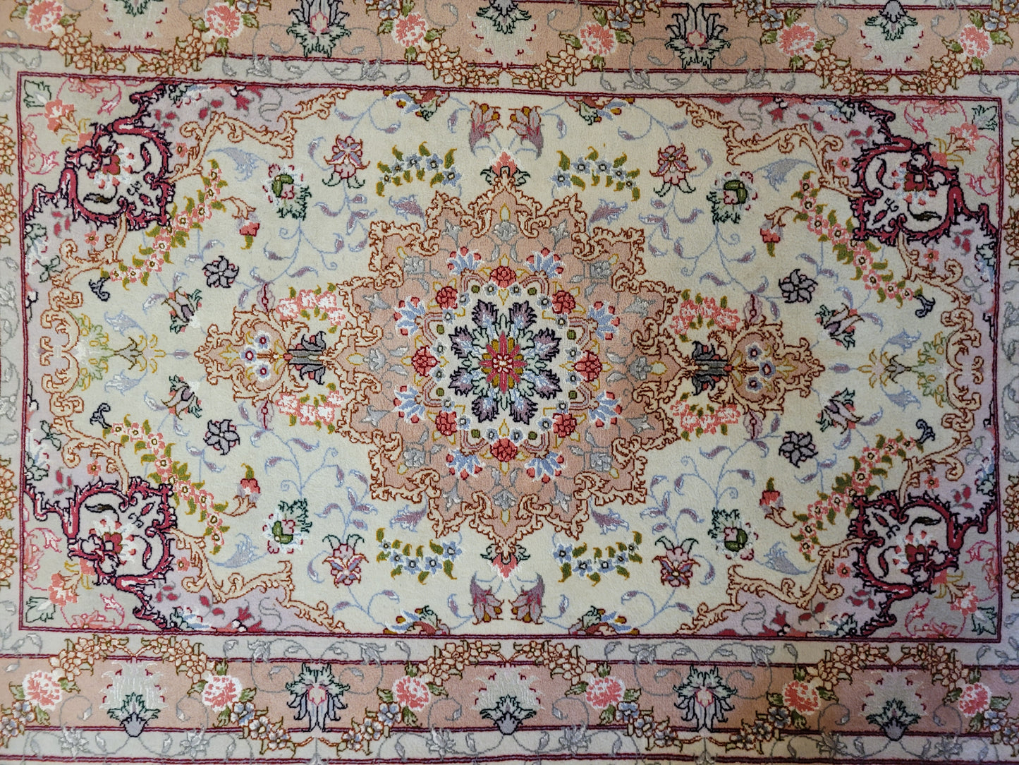 Täbriz Teppich Korkwolle Seide florales Medaillon feine Knüpfung