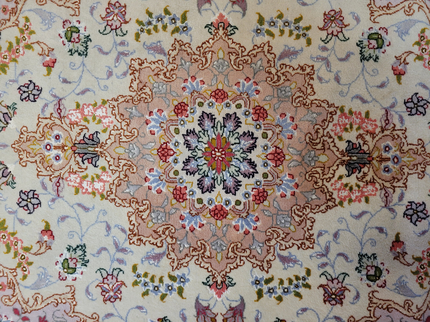 Täbriz Teppich Korkwolle Seide florales Medaillon feine Knüpfung