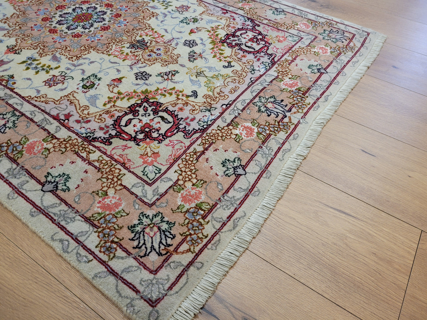 Täbriz Teppich Korkwolle Seide florales Medaillon feine Knüpfung