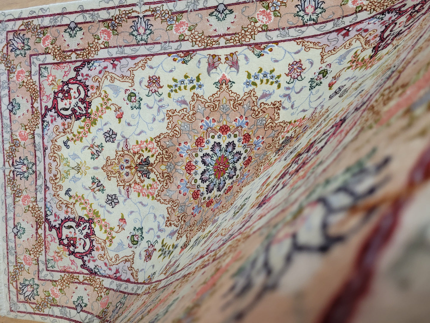 Täbriz Teppich Korkwolle Seide florales Medaillon feine Knüpfung