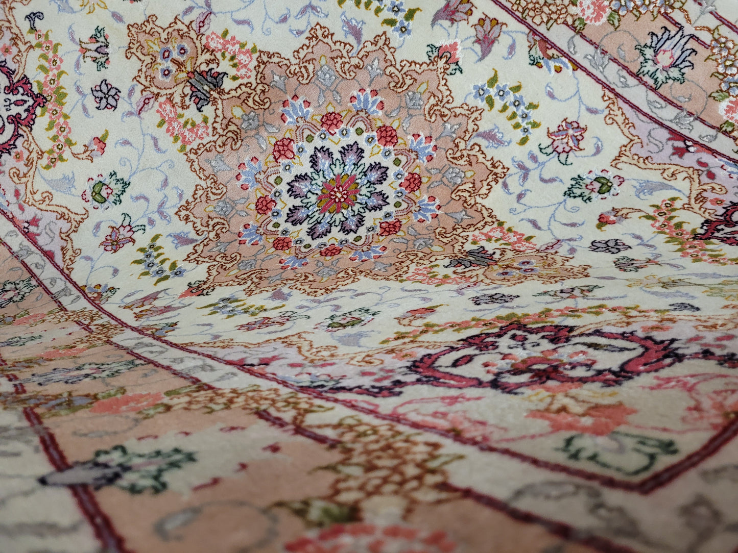 Täbriz Teppich Korkwolle Seide florales Medaillon feine Knüpfung