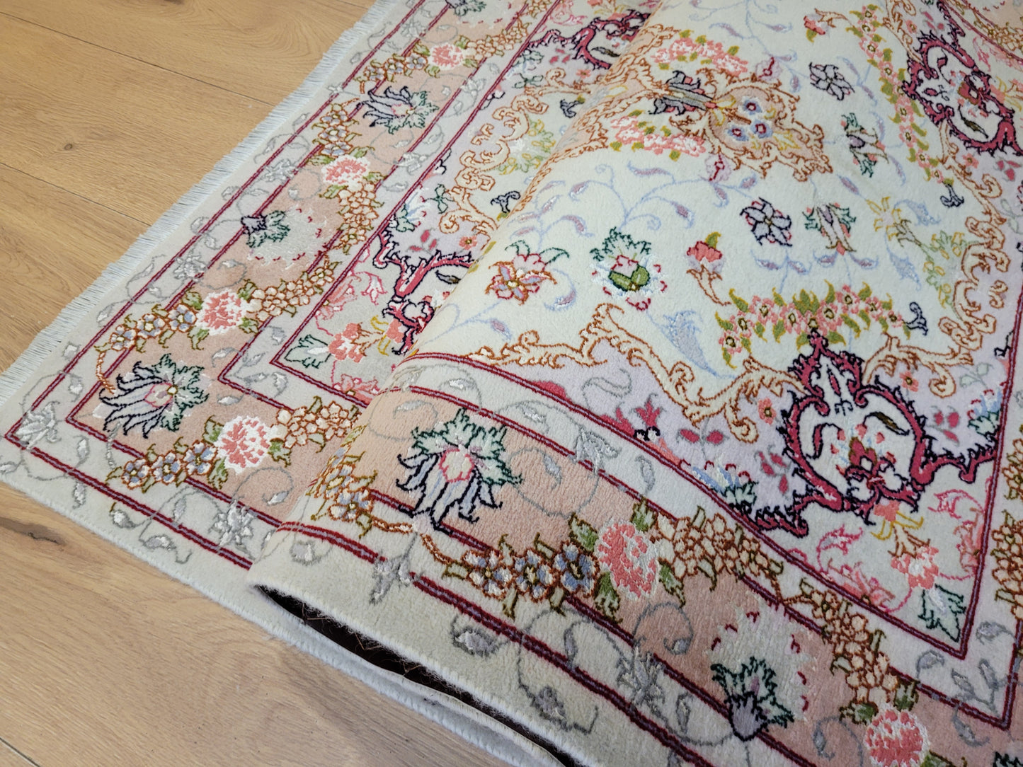 Täbriz Teppich Korkwolle Seide florales Medaillon feine Knüpfung