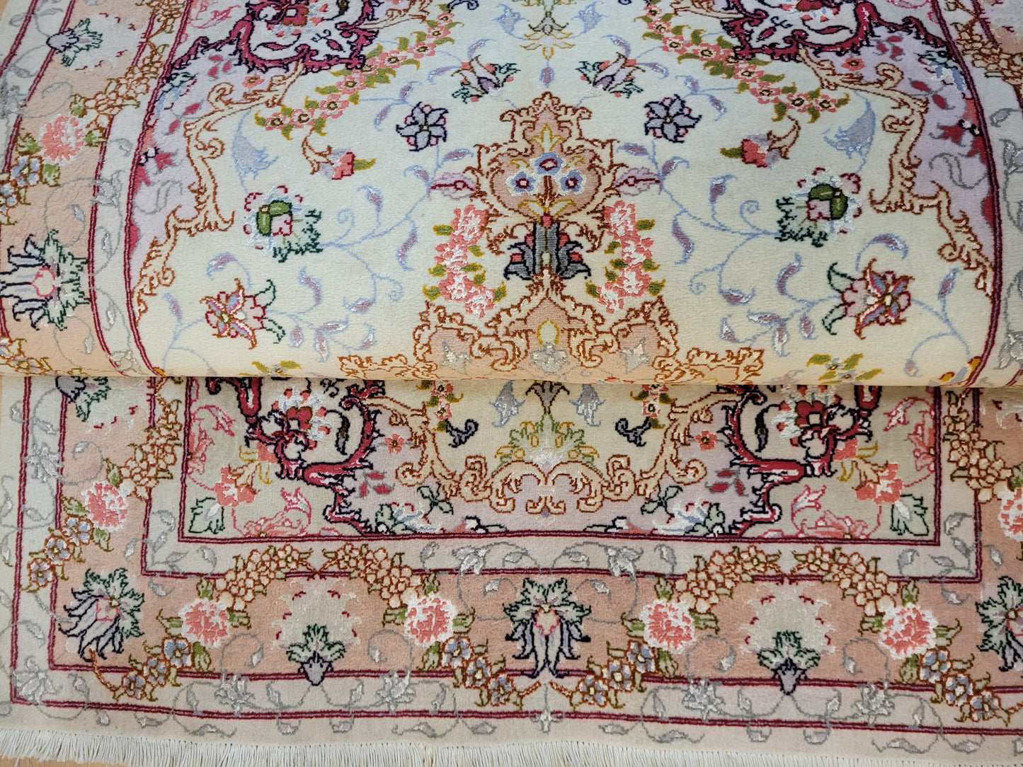 Täbriz Teppich Korkwolle Seide florales Medaillon feine Knüpfung