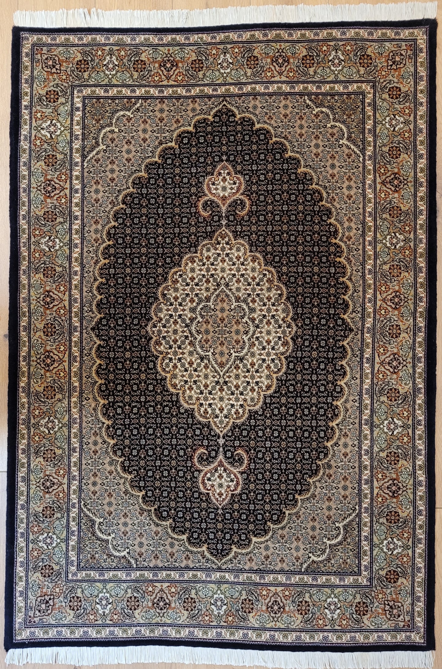 Täbriz Teppich Korkwolle mit Seide feine Knüpfung Medaillon