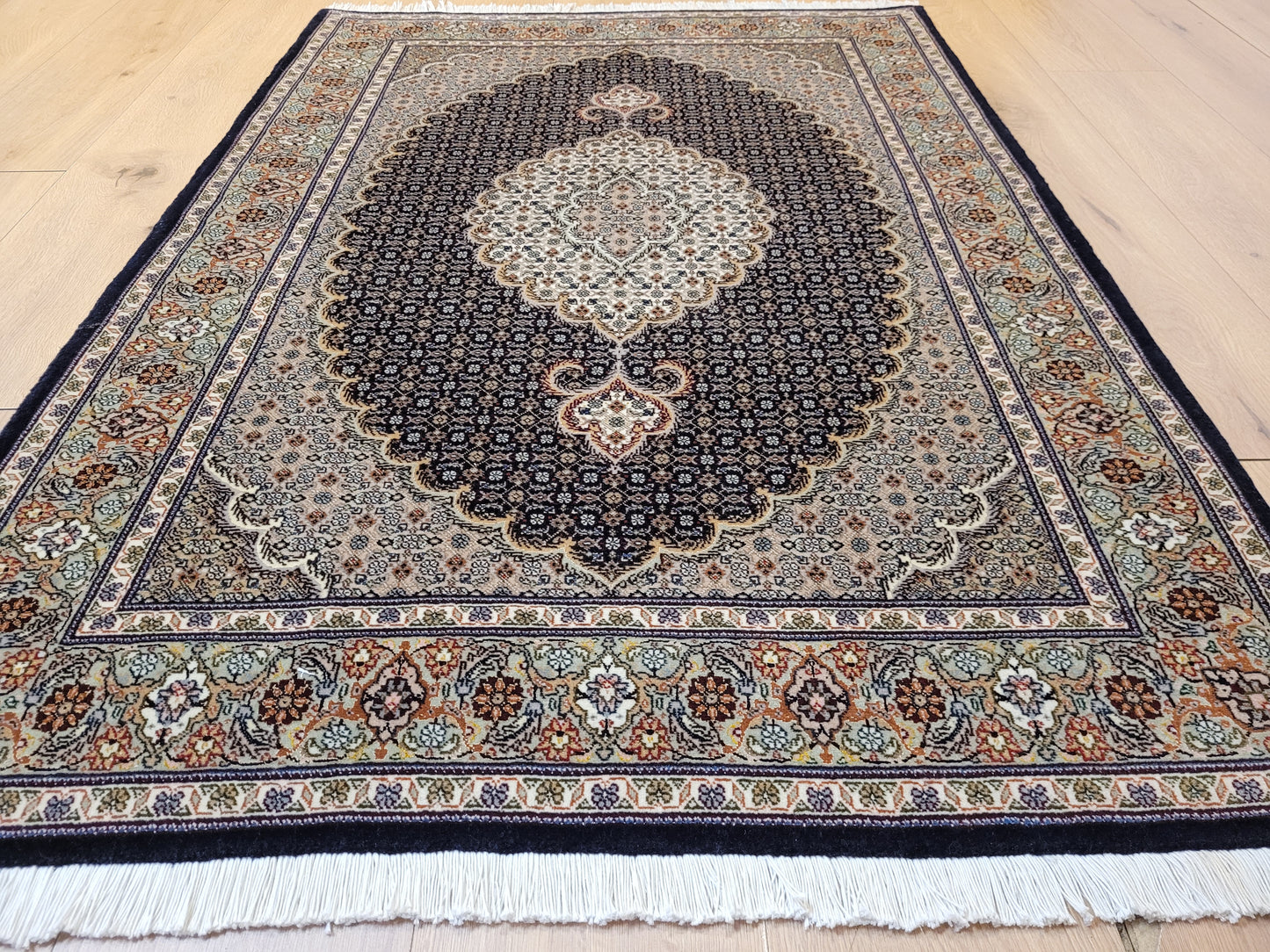 Täbriz Teppich Korkwolle mit Seide feine Knüpfung Medaillon