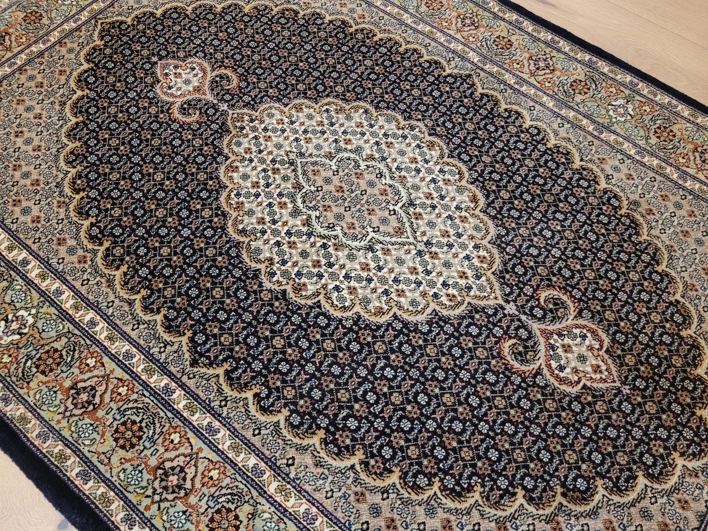 Täbriz Teppich Korkwolle mit Seide feine Knüpfung Medaillon