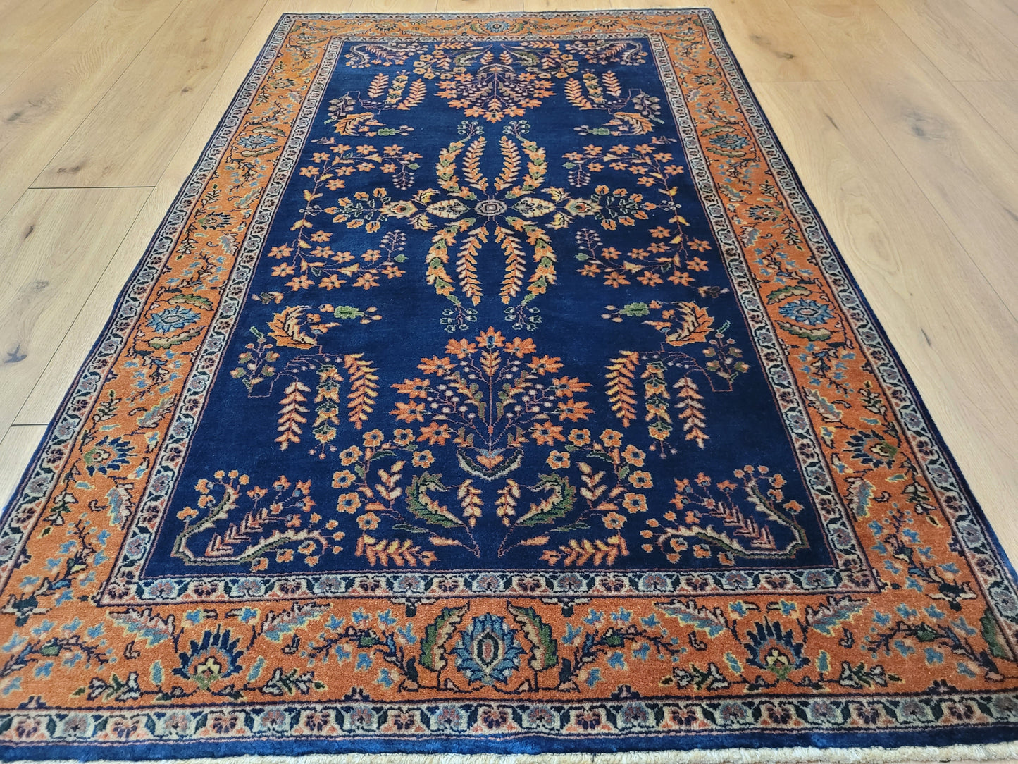 Sarough Teppich Agra florales Muster auf blauem Fond