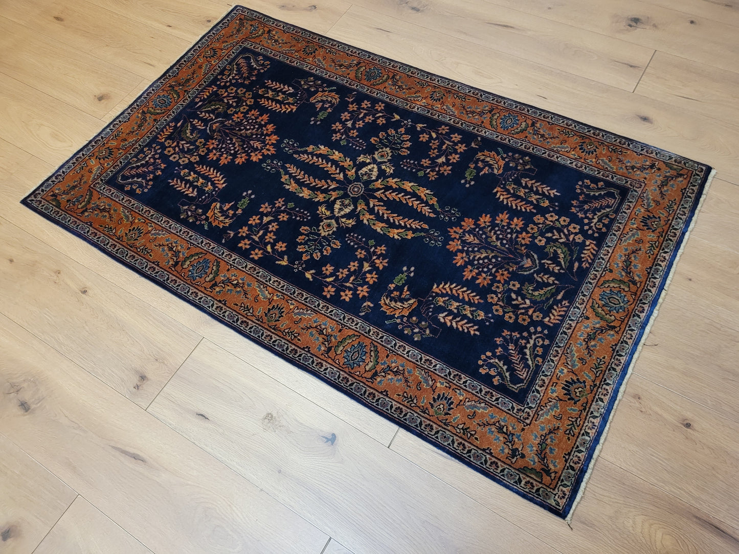 Sarough Teppich Agra florales Muster auf blauem Fond