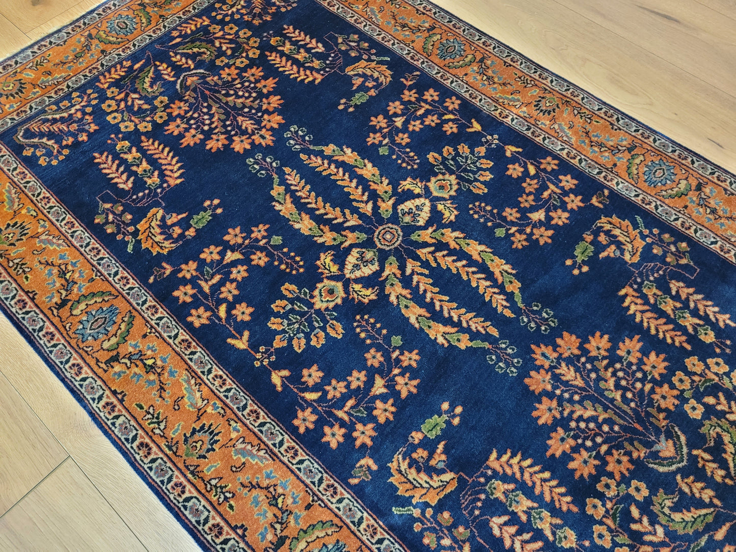 Sarough Teppich Agra florales Muster auf blauem Fond