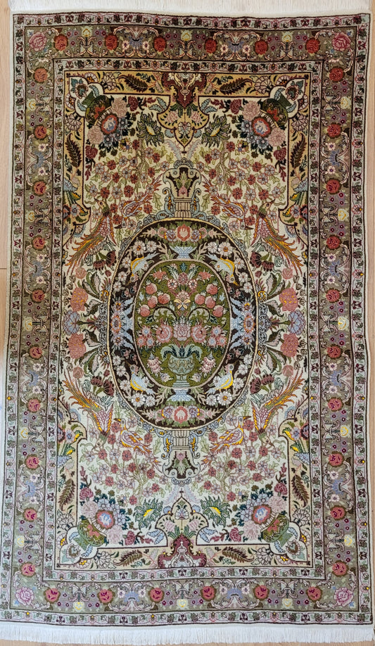 Täbriz Teppich Korkwolle Seide florales Medaillon feine Knüpfkunst