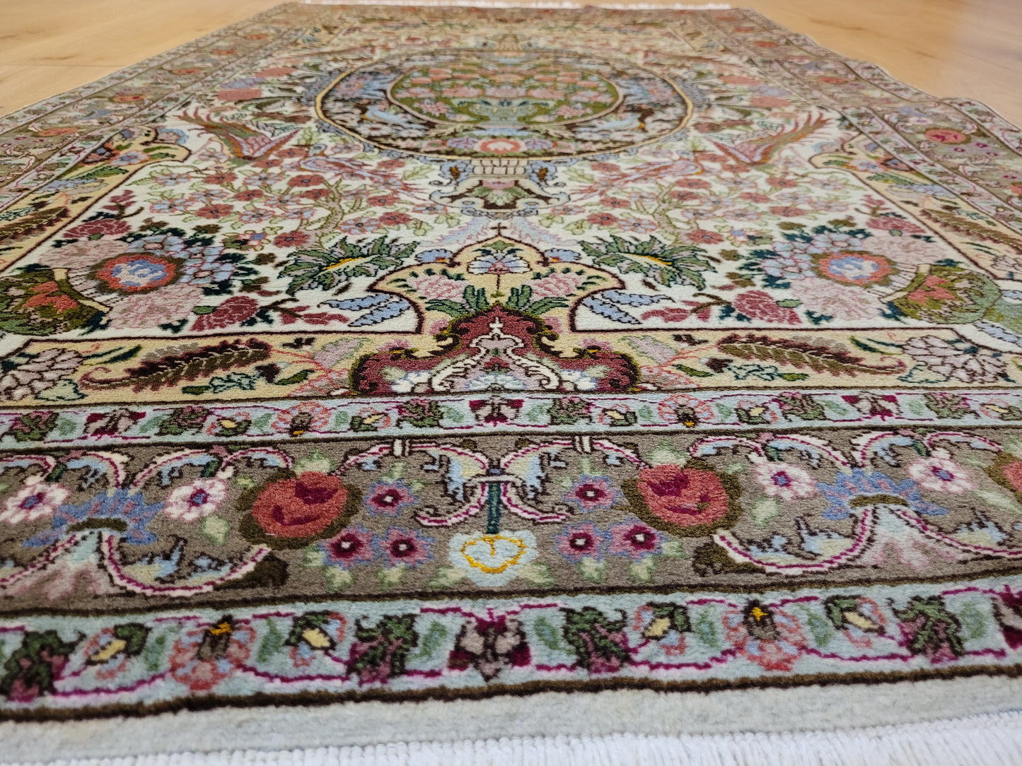 Täbriz Teppich Korkwolle Seide florales Medaillon feine Knüpfkunst