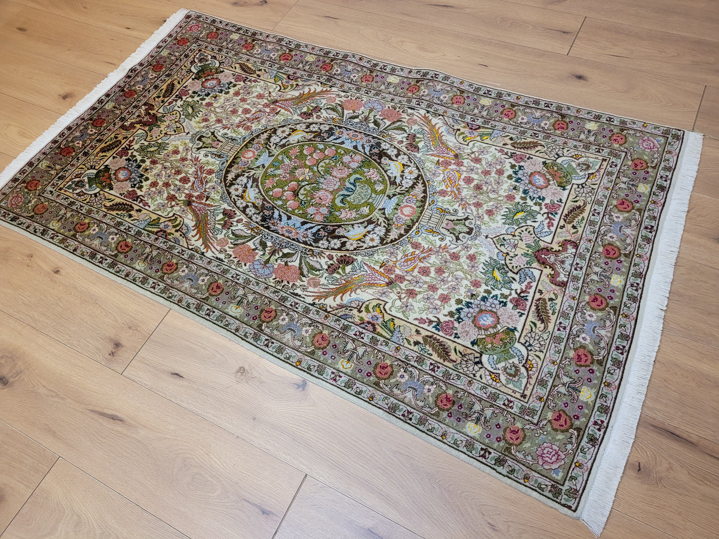 Täbriz Teppich Korkwolle Seide florales Medaillon feine Knüpfkunst