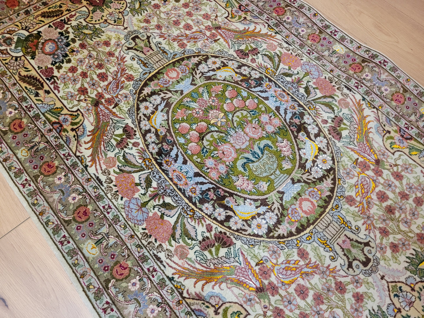 Täbriz Teppich Korkwolle Seide florales Medaillon feine Knüpfkunst