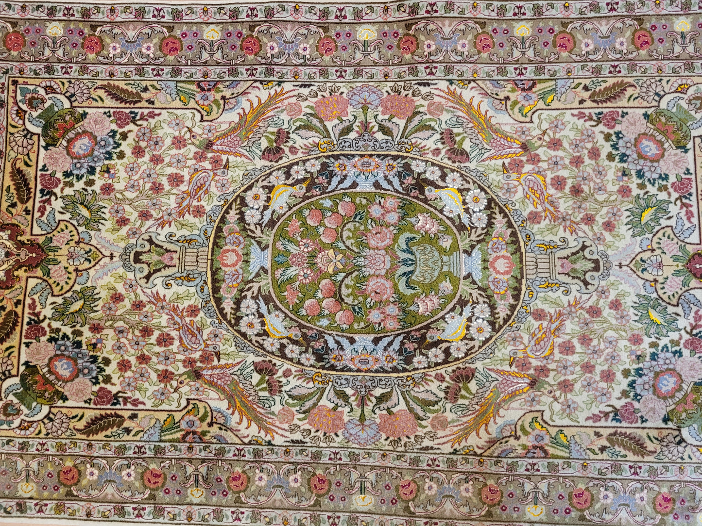 Täbriz Teppich Korkwolle Seide florales Medaillon feine Knüpfkunst