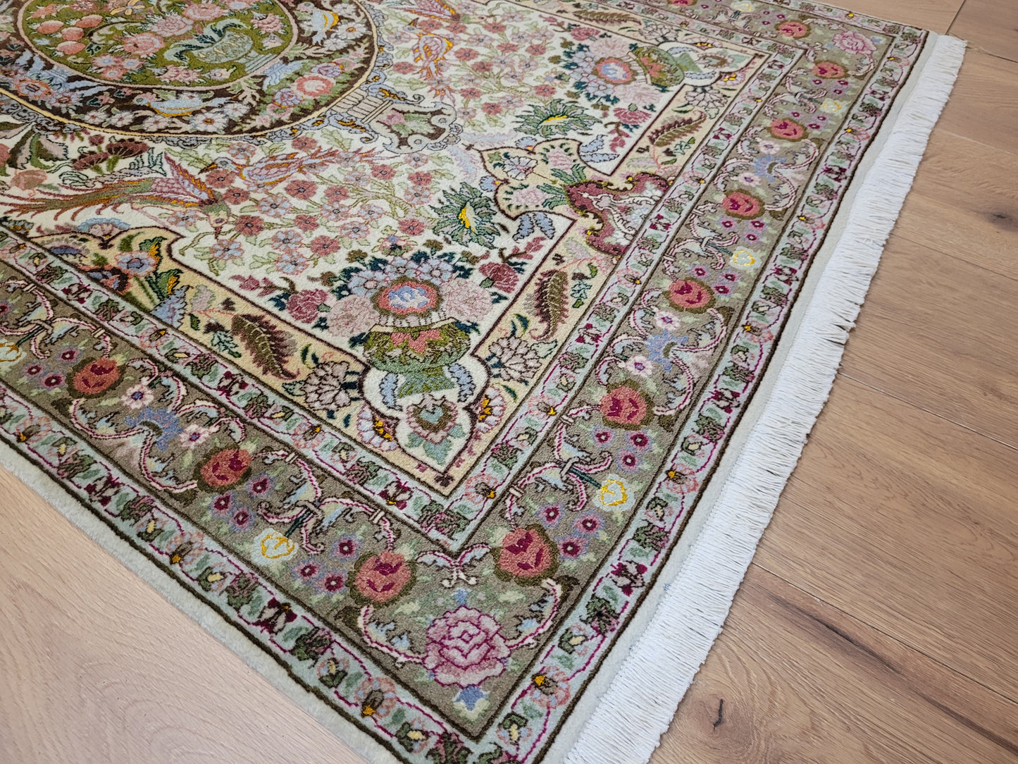 Täbriz Teppich Korkwolle Seide florales Medaillon feine Knüpfkunst