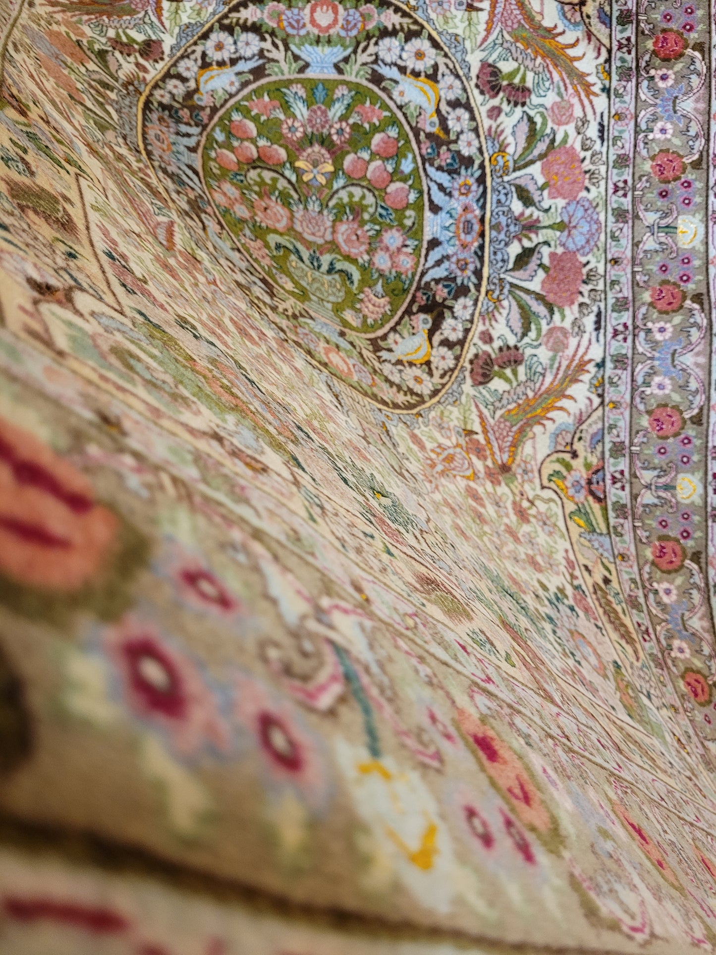 Täbriz Teppich Korkwolle Seide florales Medaillon feine Knüpfkunst