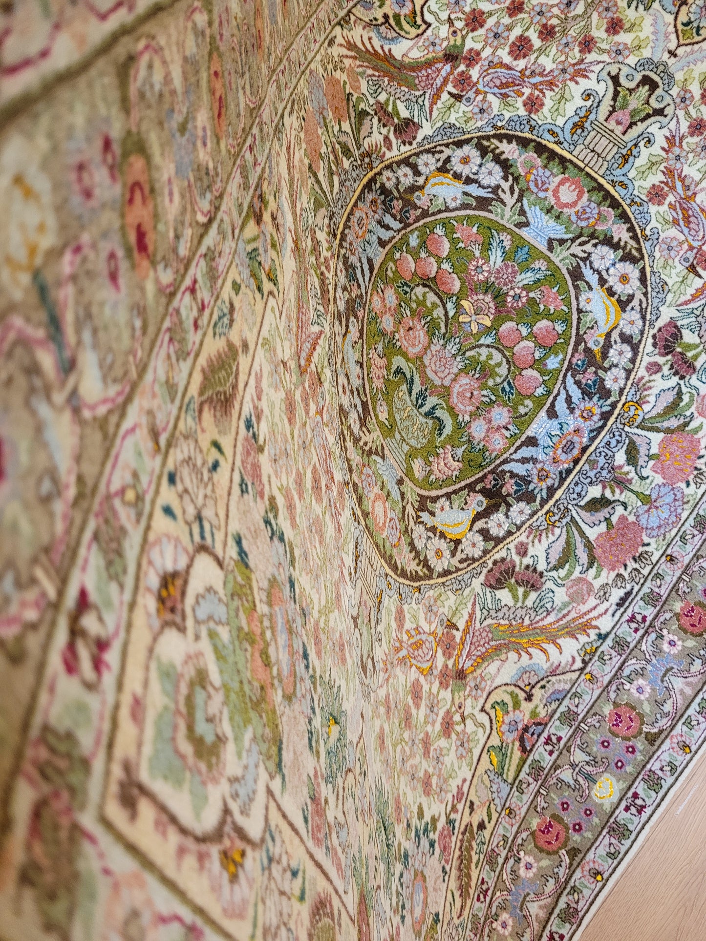 Täbriz Teppich Korkwolle Seide florales Medaillon feine Knüpfkunst