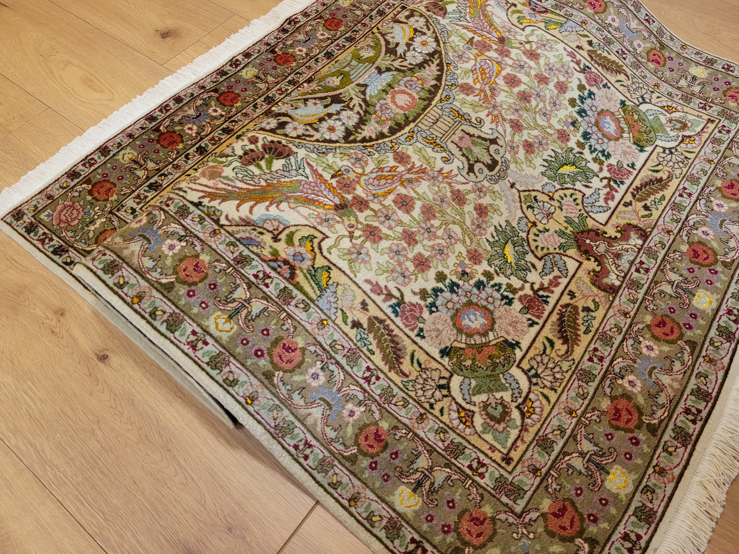 Täbriz Teppich Korkwolle Seide florales Medaillon feine Knüpfkunst