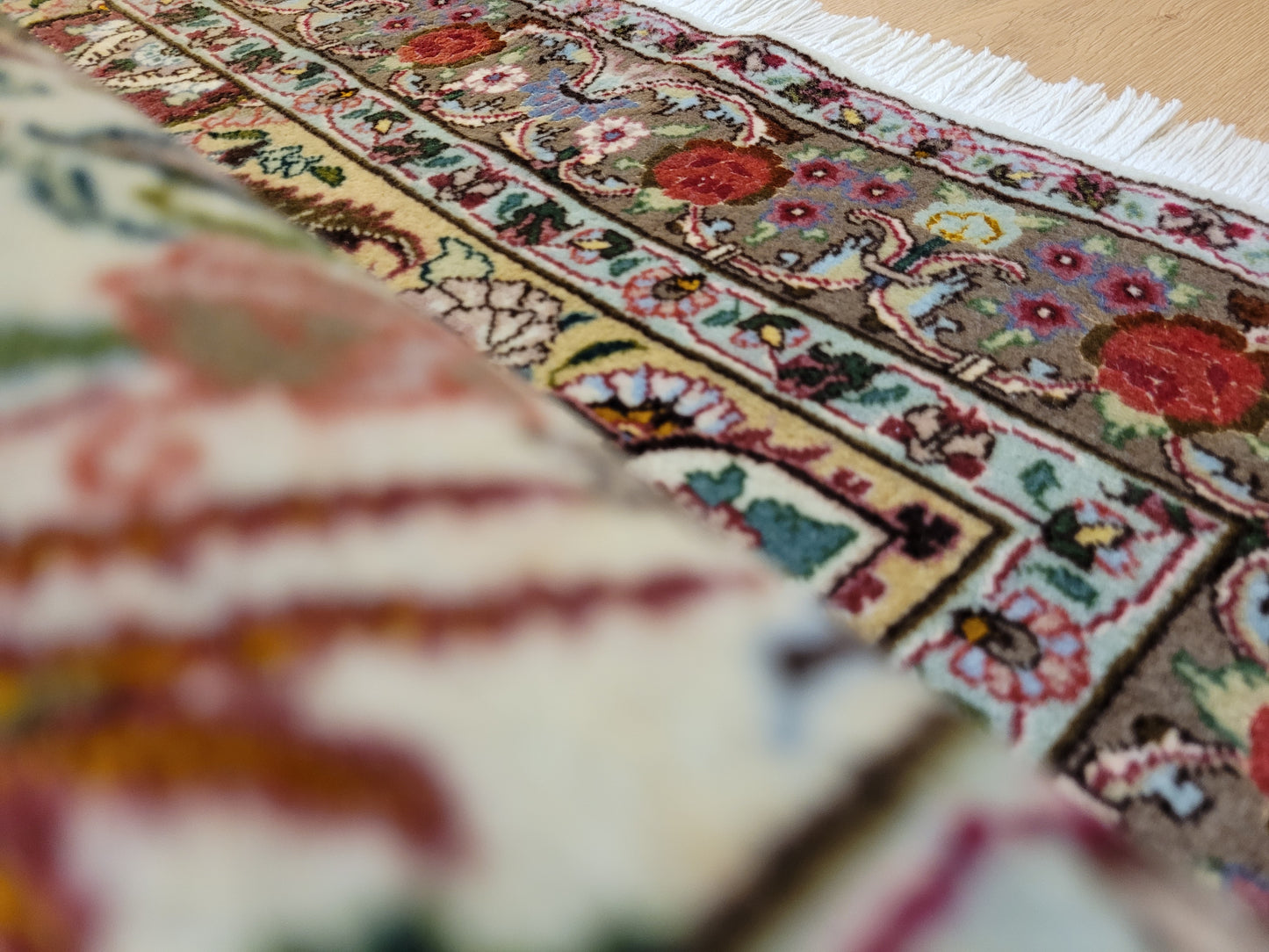 Täbriz Teppich Korkwolle Seide florales Medaillon feine Knüpfkunst