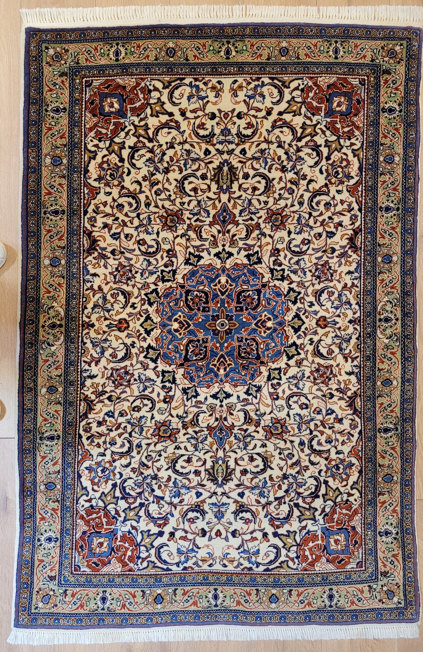 Sarough Teppich Korkwolle klassisches Medaillon Rankenmuster fein