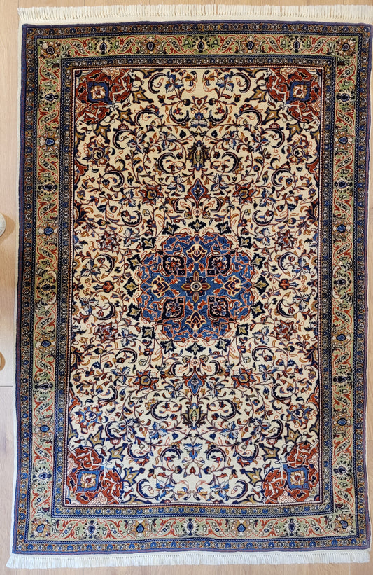 Sarough Teppich Korkwolle klassisches Medaillon Rankenmuster fein