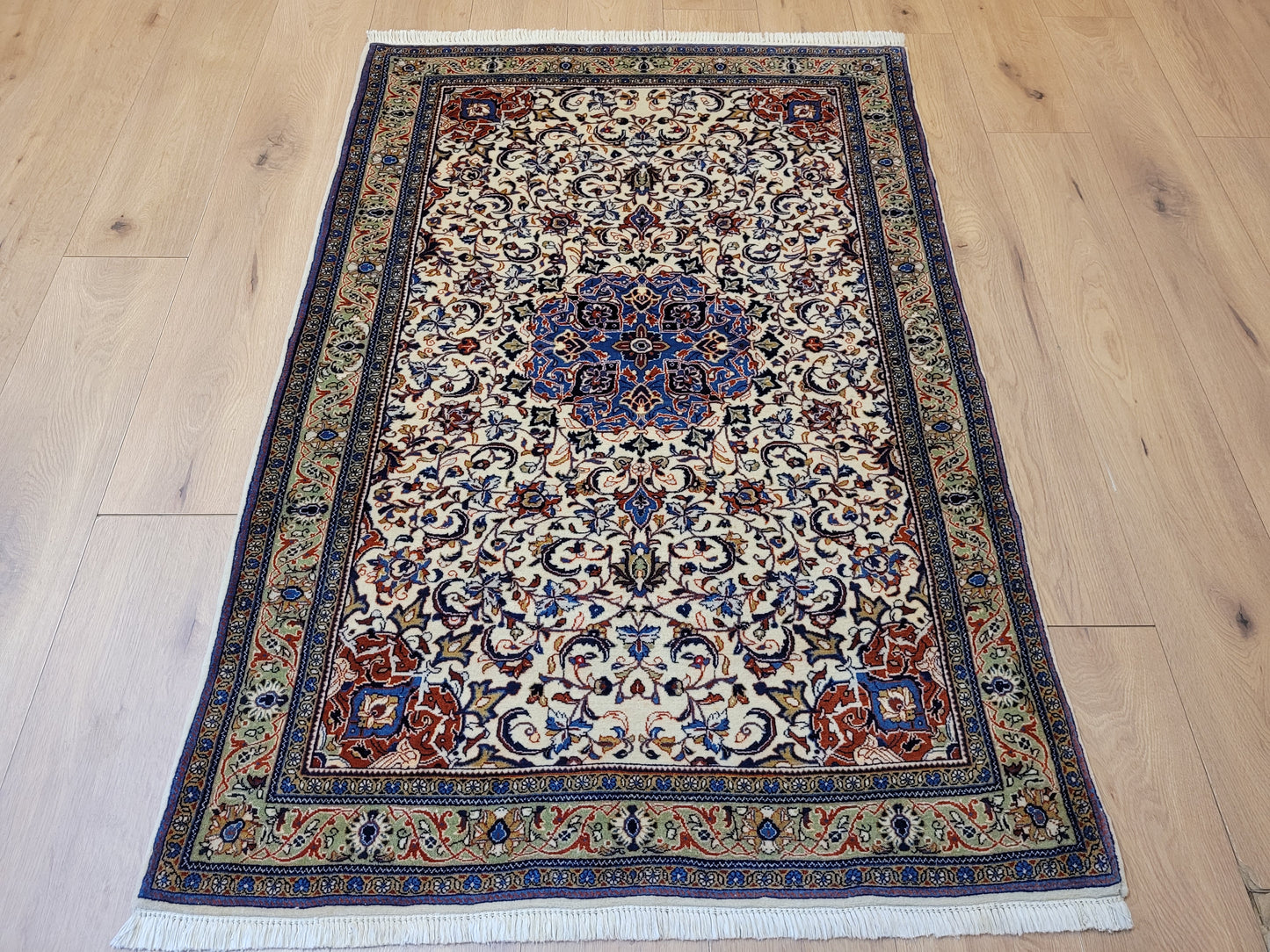 Sarough Teppich Korkwolle klassisches Medaillon Rankenmuster fein