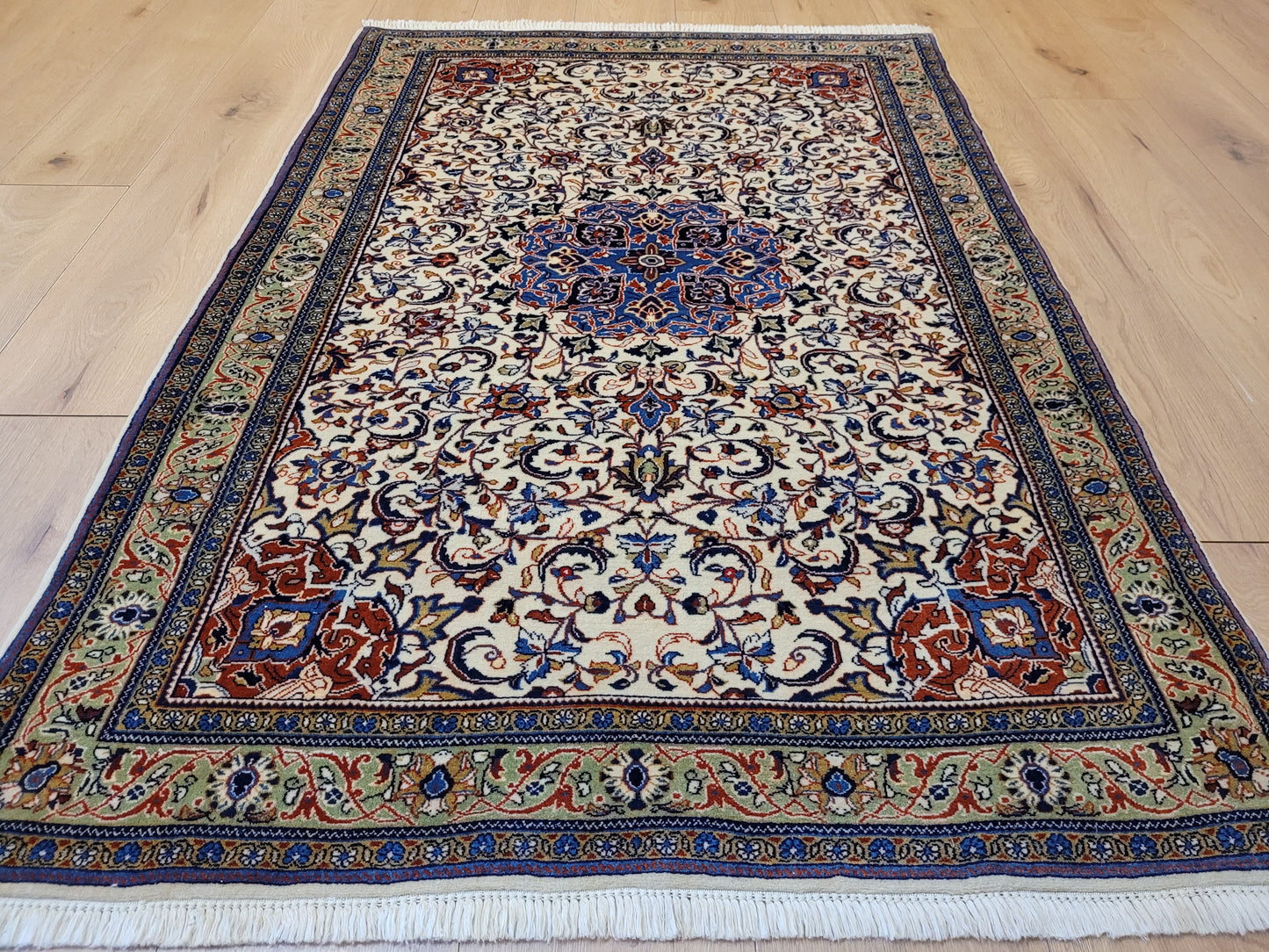 Sarough Teppich Korkwolle klassisches Medaillon Rankenmuster fein