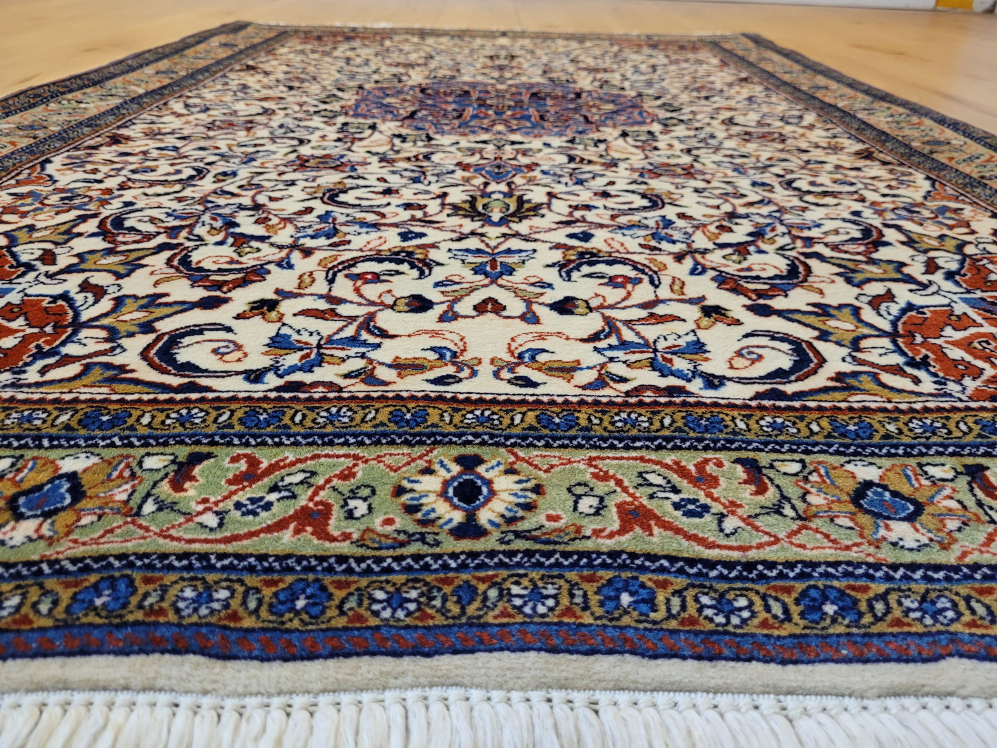 Sarough Teppich Korkwolle klassisches Medaillon Rankenmuster fein