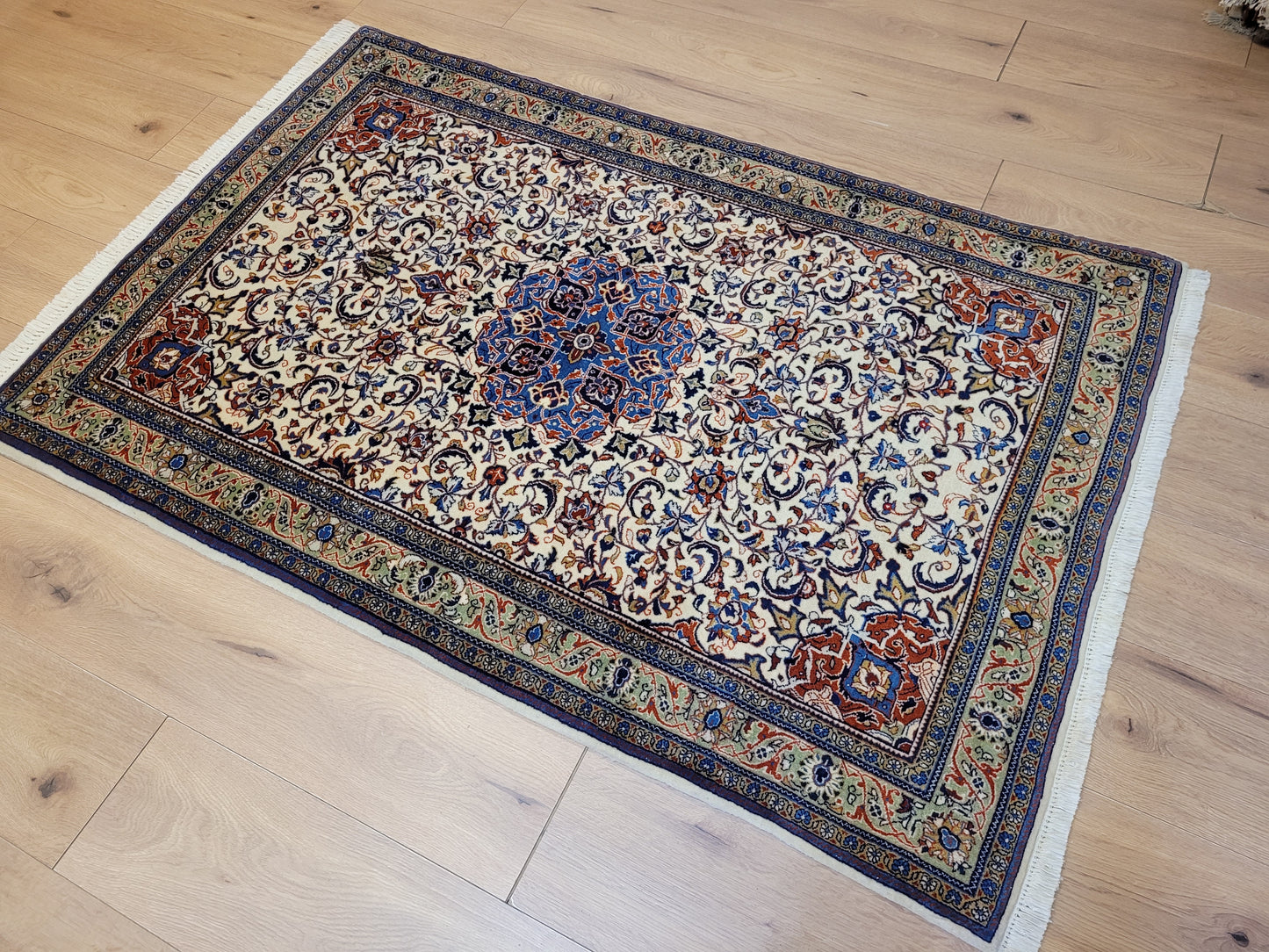 Sarough Teppich Korkwolle klassisches Medaillon Rankenmuster fein