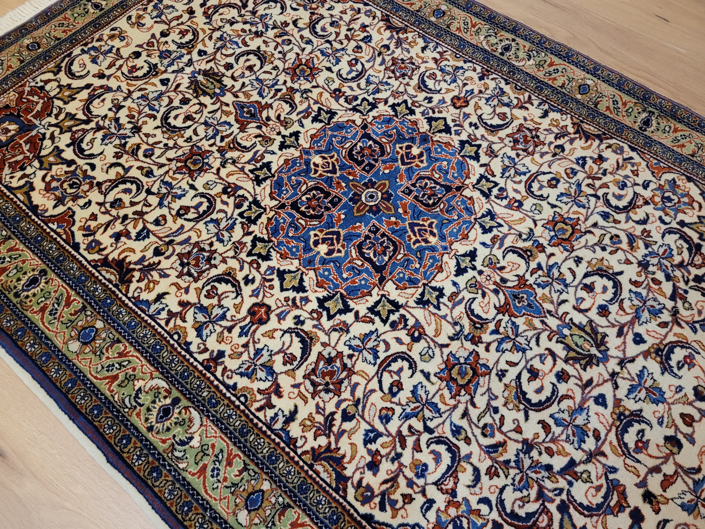 Sarough Teppich Korkwolle klassisches Medaillon Rankenmuster fein