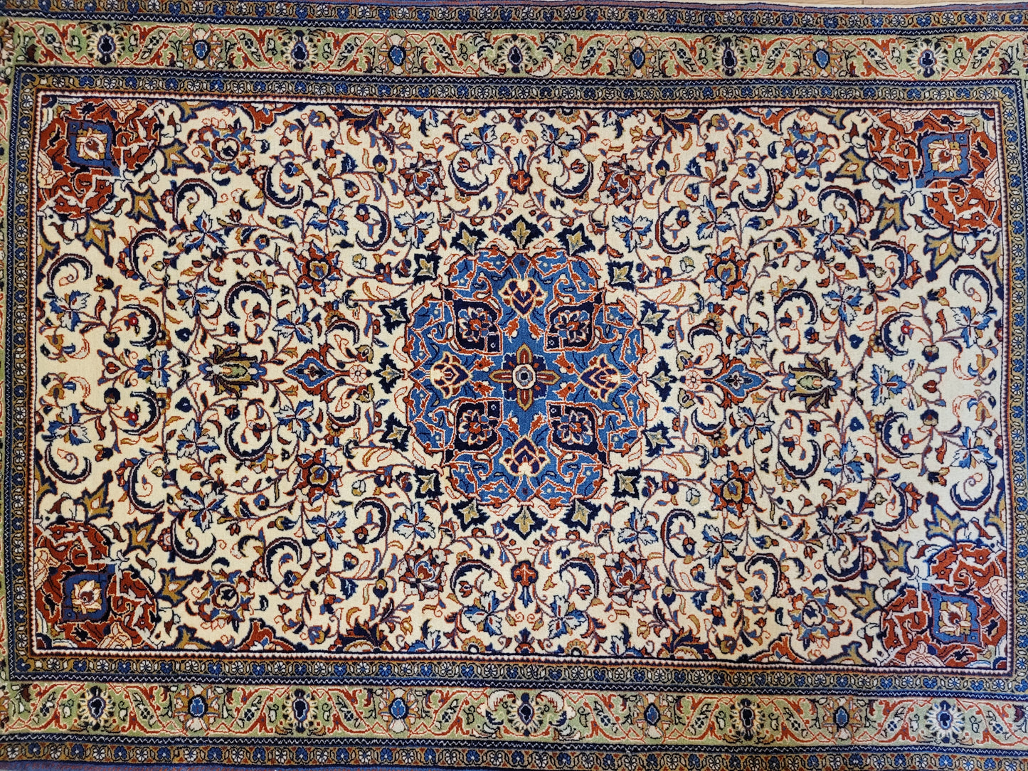 Sarough Teppich Korkwolle klassisches Medaillon Rankenmuster fein