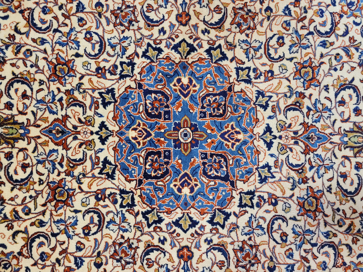 Sarough Teppich Korkwolle klassisches Medaillon Rankenmuster fein