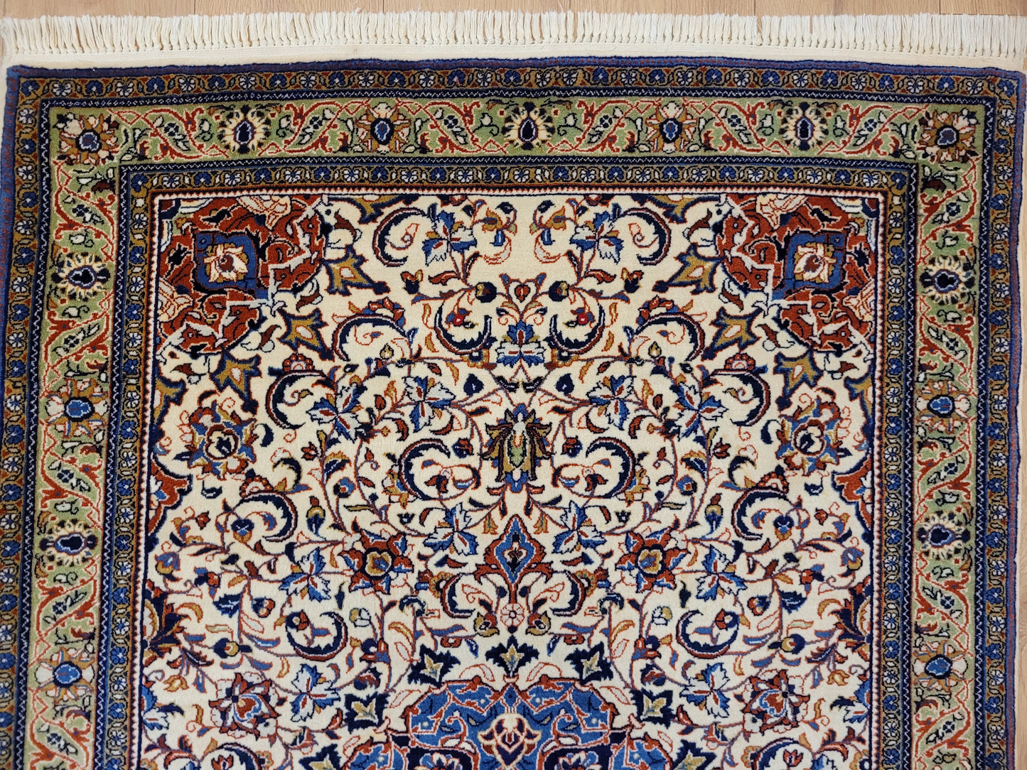 Sarough Teppich Korkwolle klassisches Medaillon Rankenmuster fein