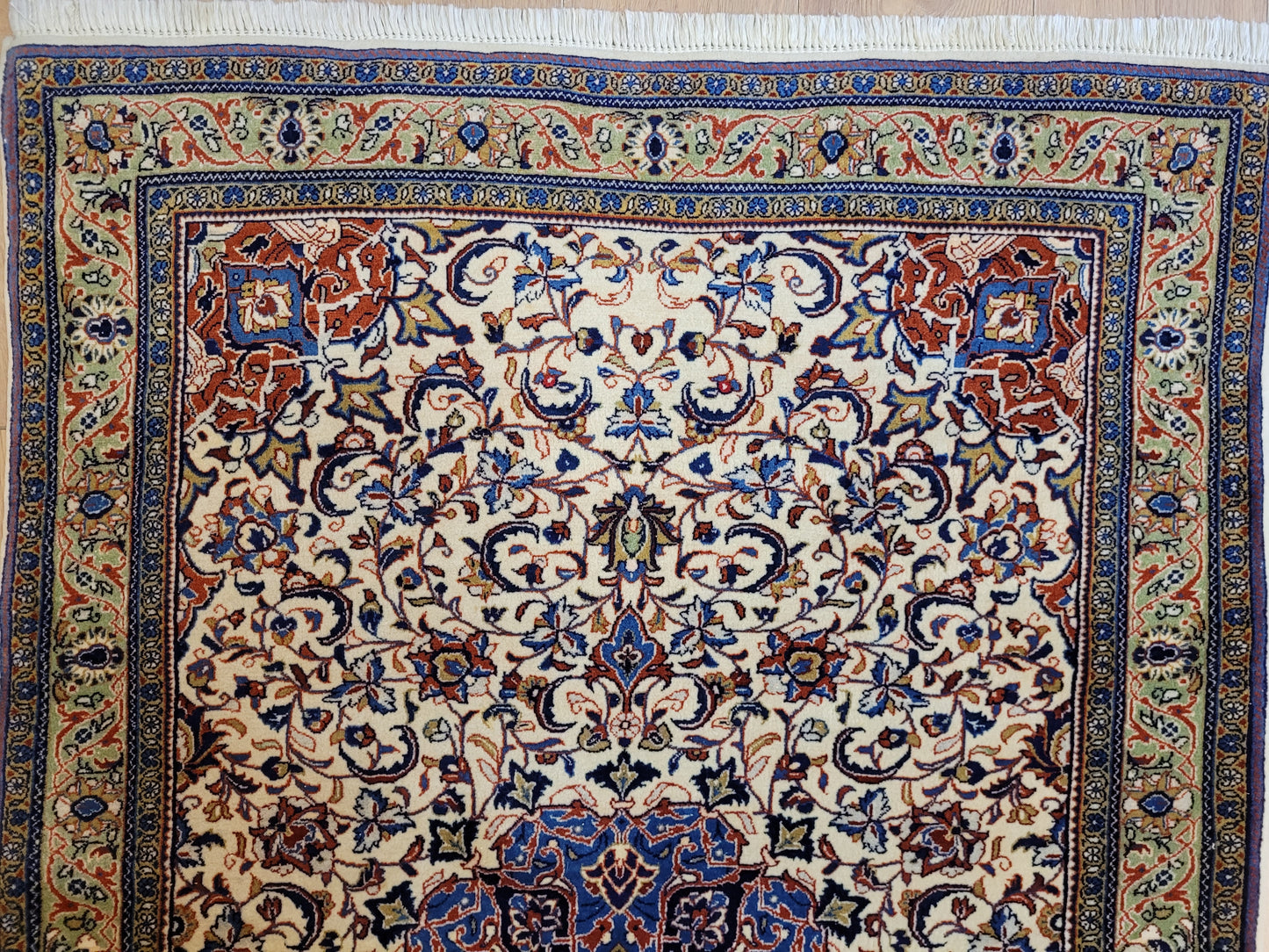 Sarough Teppich Korkwolle klassisches Medaillon Rankenmuster fein