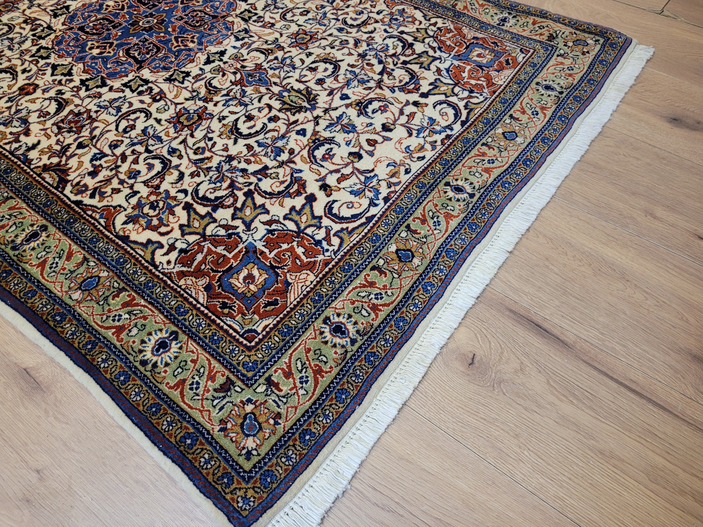 Sarough Teppich Korkwolle klassisches Medaillon Rankenmuster fein