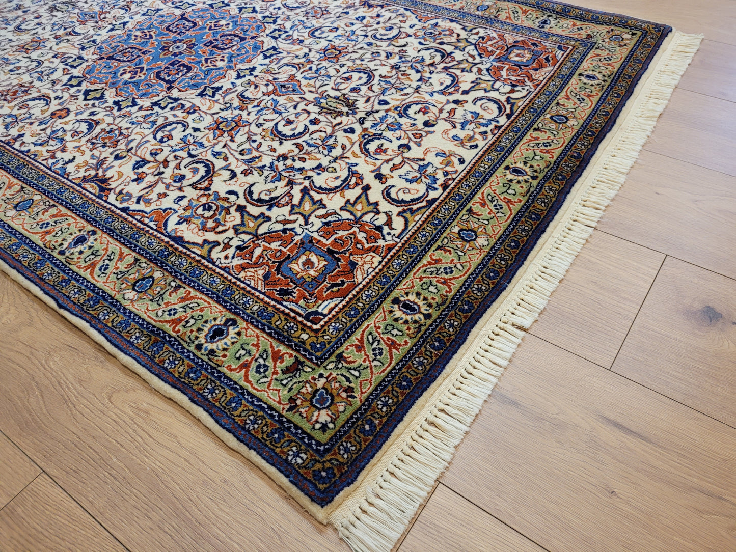 Sarough Teppich Korkwolle klassisches Medaillon Rankenmuster fein