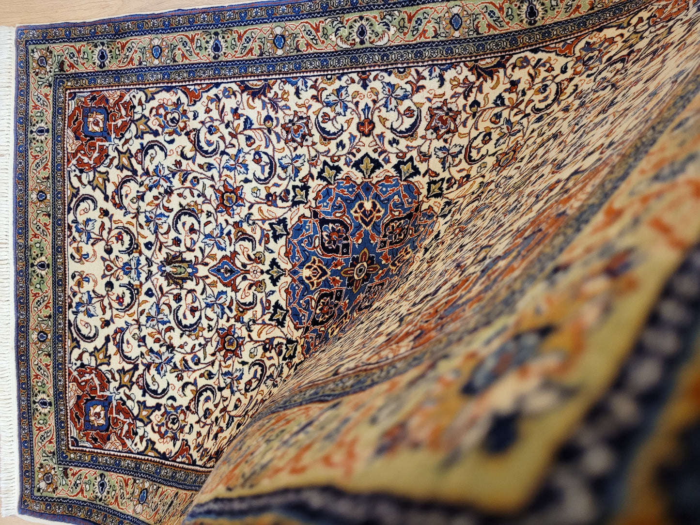 Sarough Teppich Korkwolle klassisches Medaillon Rankenmuster fein