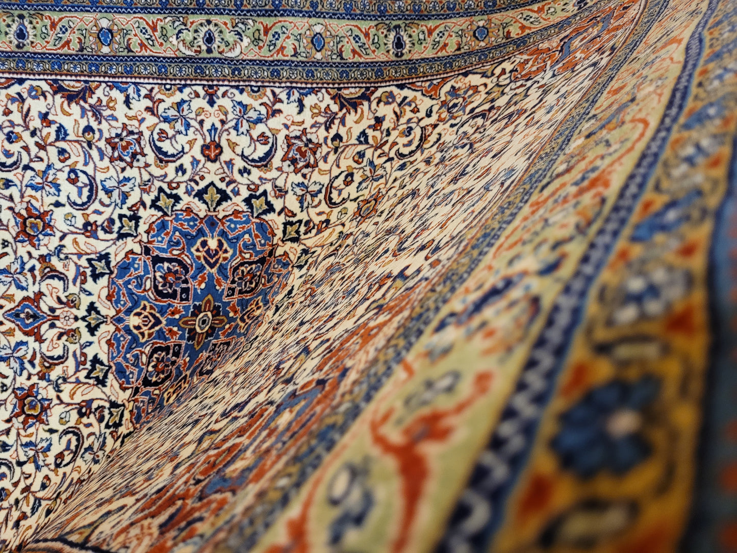 Sarough Teppich Korkwolle klassisches Medaillon Rankenmuster fein