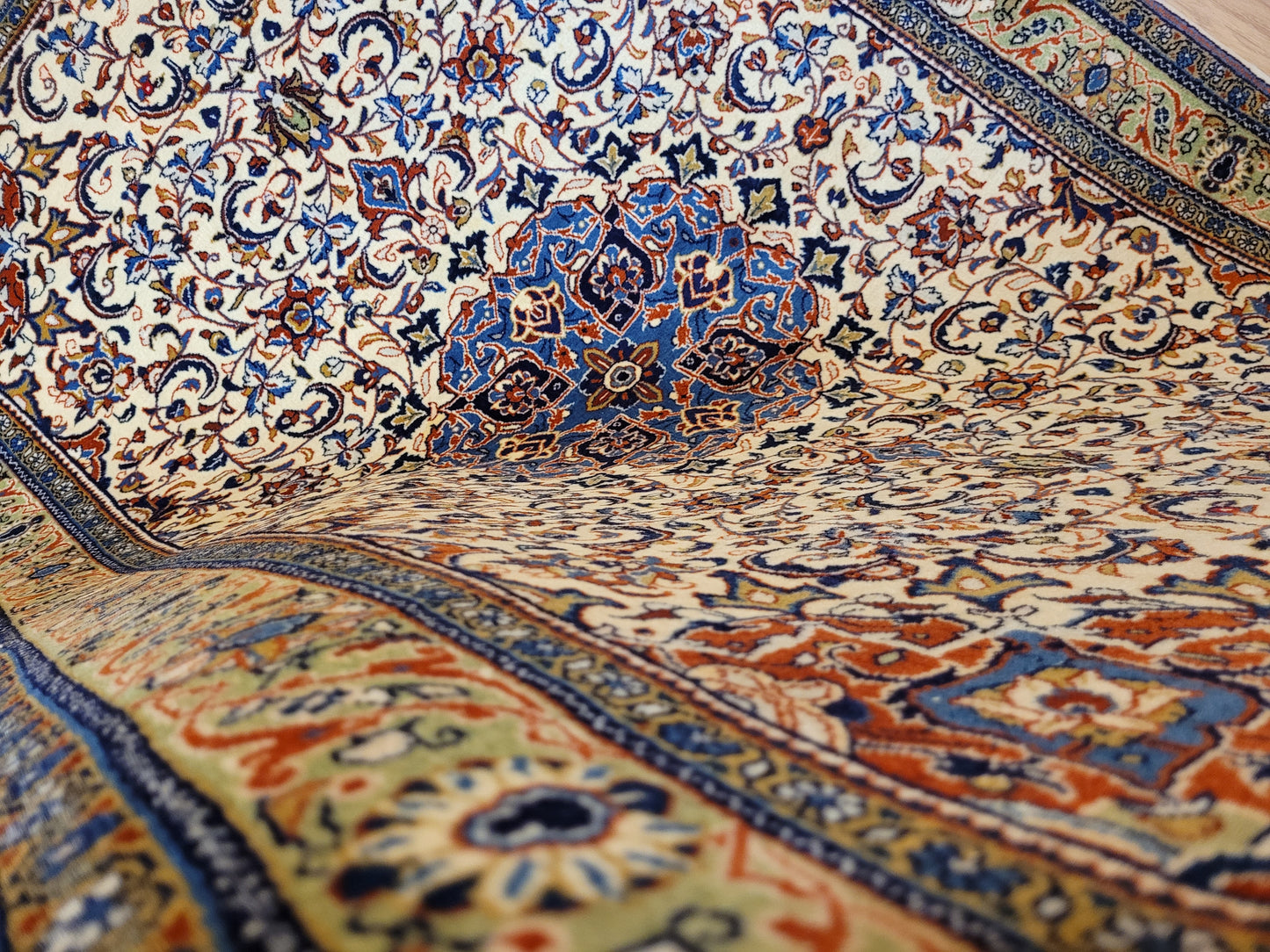 Sarough Teppich Korkwolle klassisches Medaillon Rankenmuster fein