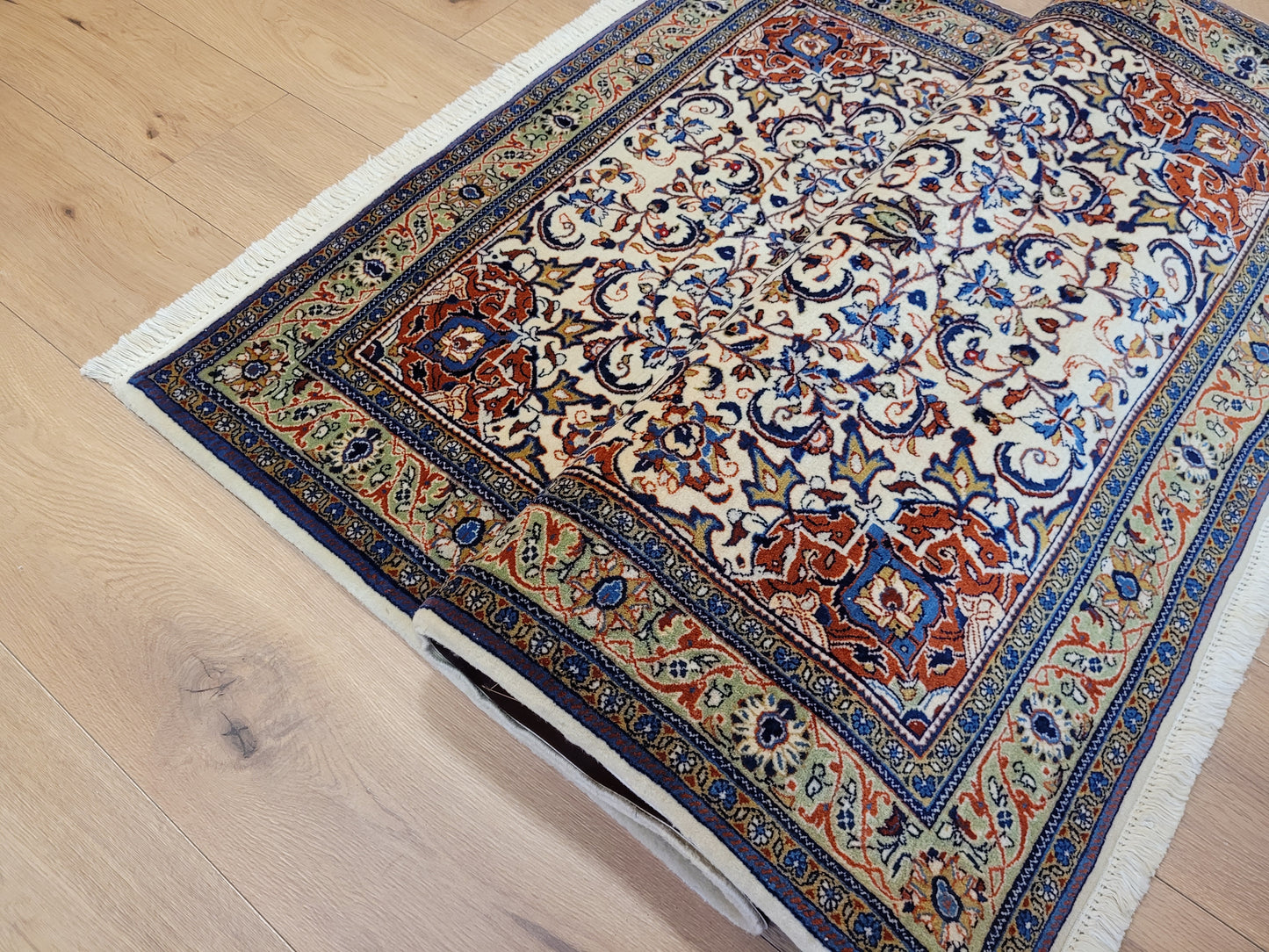 Sarough Teppich Korkwolle klassisches Medaillon Rankenmuster fein