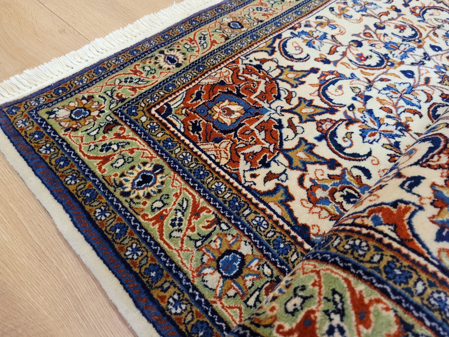 Sarough Teppich Korkwolle klassisches Medaillon Rankenmuster fein