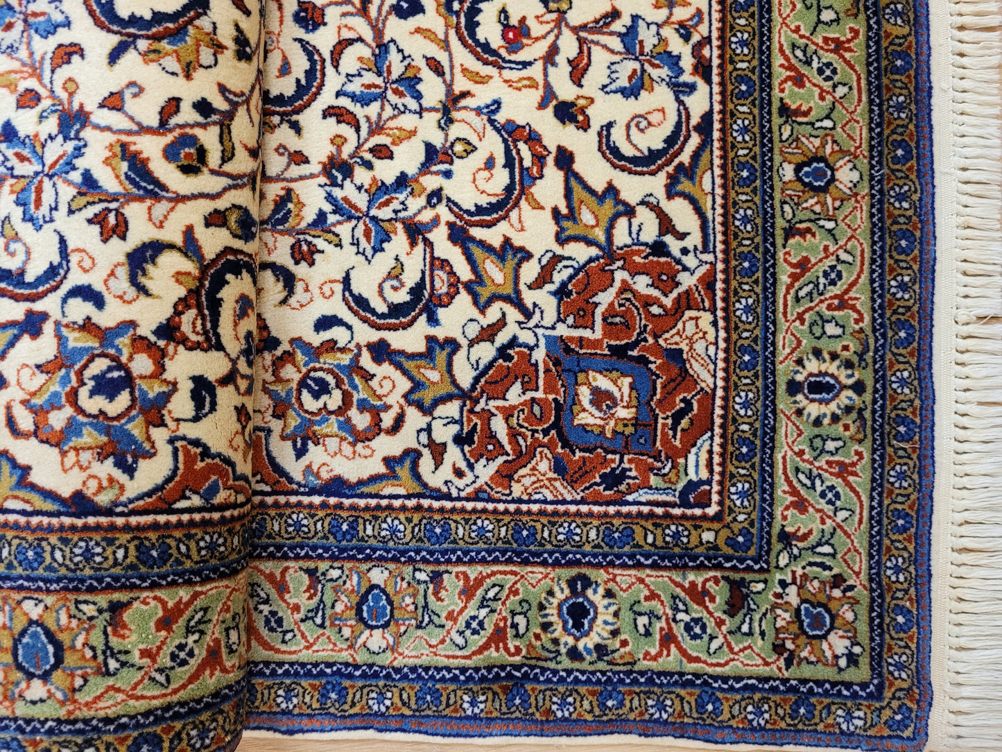 Sarough Teppich Korkwolle klassisches Medaillon Rankenmuster fein