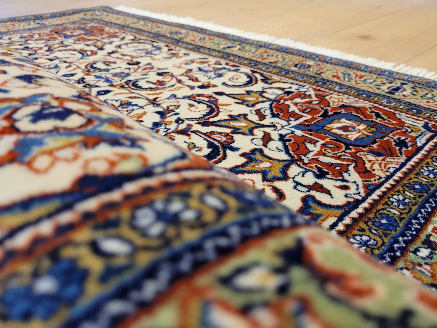 Sarough Teppich Korkwolle klassisches Medaillon Rankenmuster fein