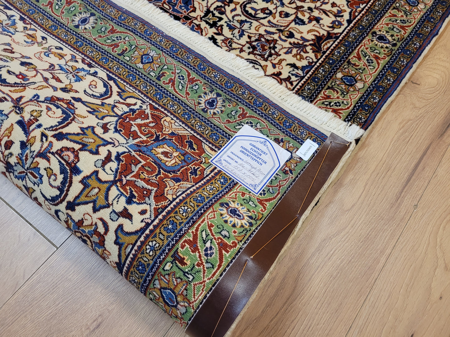 Sarough Teppich Korkwolle klassisches Medaillon Rankenmuster fein