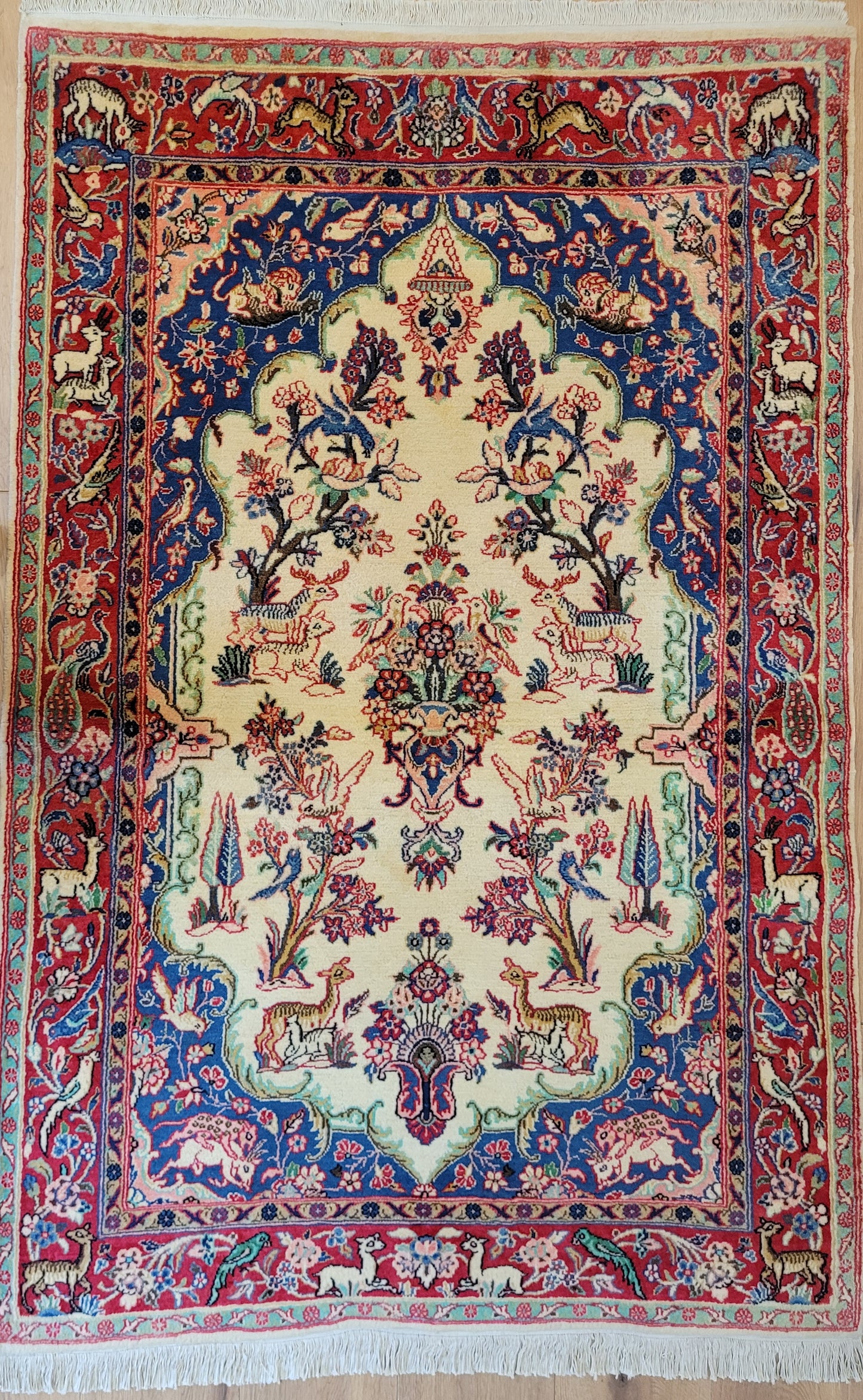 Täbriz Teppich Korkwolle figürliches Tiermotiv florale Komposition