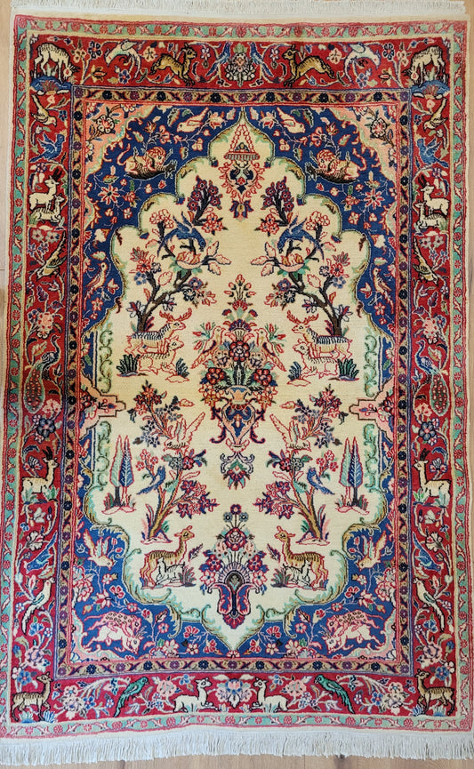 Täbriz Teppich Korkwolle figürliches Tiermotiv florale Komposition