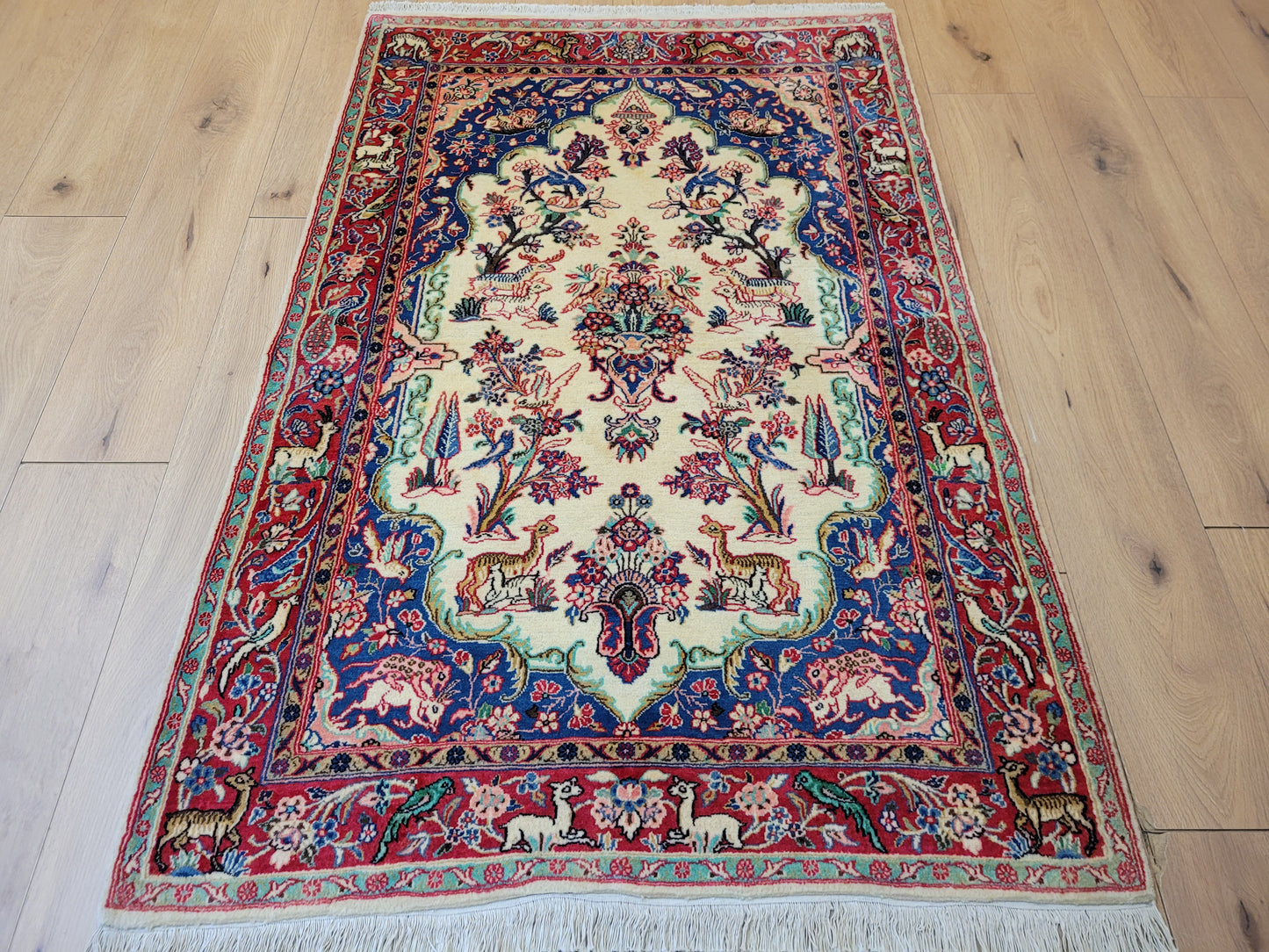 Täbriz Teppich Korkwolle figürliches Tiermotiv florale Komposition