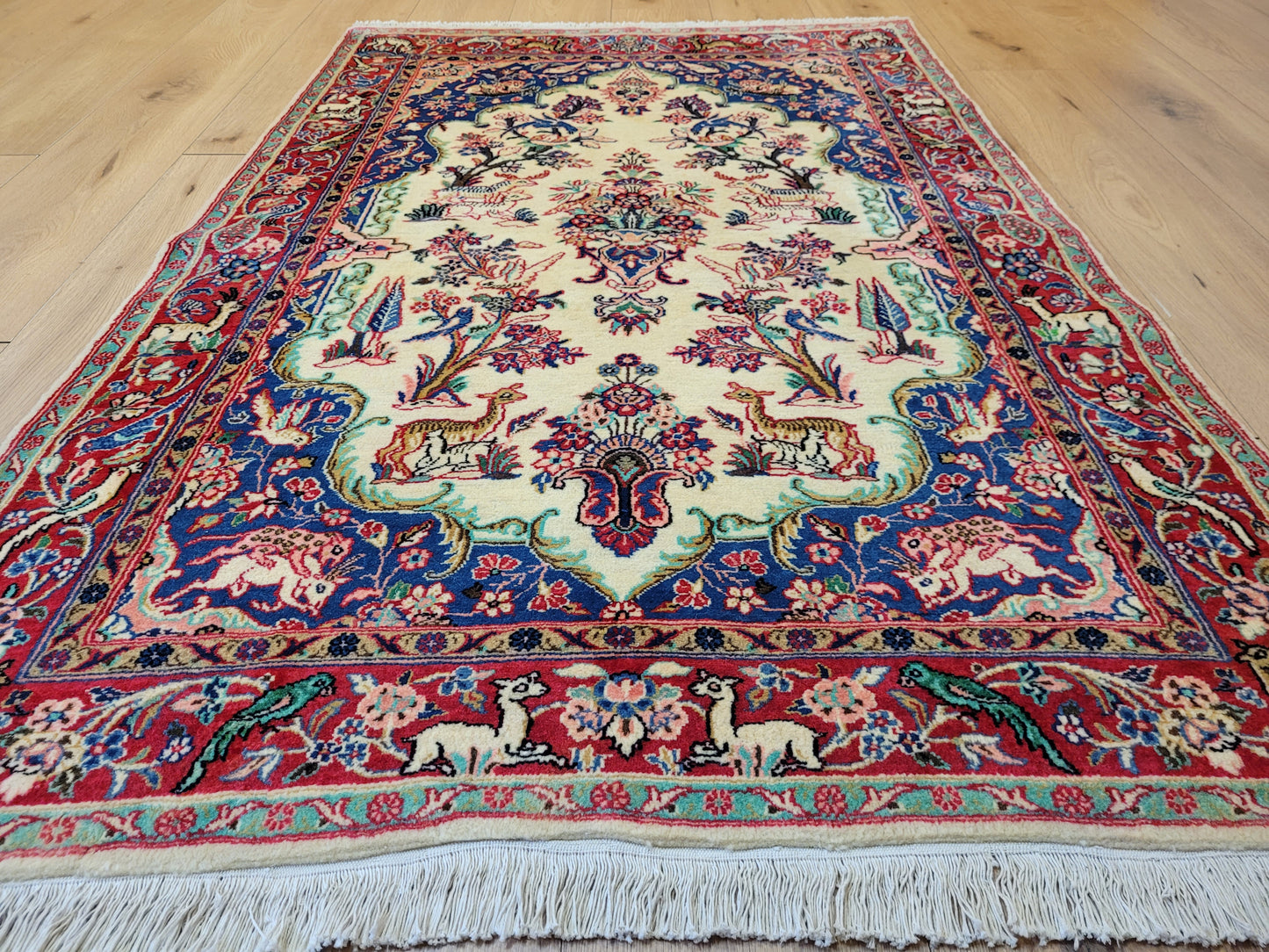 Täbriz Teppich Korkwolle figürliches Tiermotiv florale Komposition