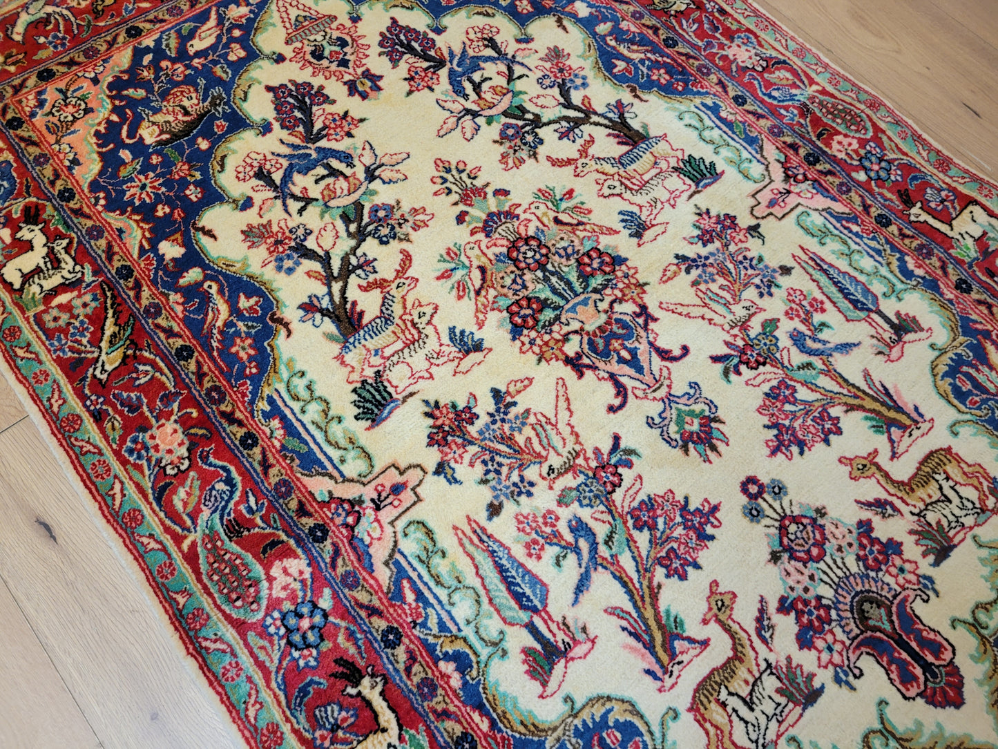 Täbriz Teppich Korkwolle figürliches Tiermotiv florale Komposition